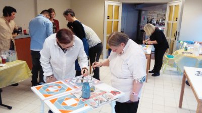 Relooking de tables et chaises avec un public intergénérationnel